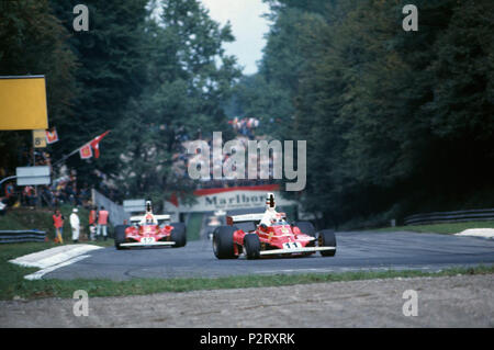 . Italiano: Monza, Autodromo Nazionale, 7 Settembre 1975. Il pilota svizzero Clay Regazzoni, alla Guida della sua Ferrari 312 T, vorausgehen Il compagno di Squadra alla Scuderia Ferrari, l'austriaco Niki Lauda, Nel Corso del XLVI Gran Premio d'Italia. 7. September 1975. Gabriela Noris 2 1975 GP Italien - Regazzoni und Lauda-Ferrari 312 T Stockfoto