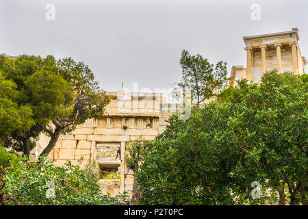 Tempel der Athena Nike Propyläen alten Eingangstor Olivenbäumen Ruinen Akropolis Athen Griechenland Bau endete 432 v. Chr. 420 v. Chr. Tempel gebaut. Stockfoto