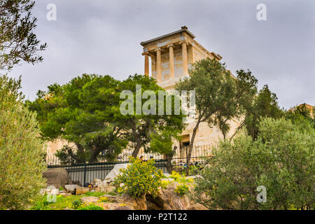 Olivenbäume Tempel der Athena Nike Propyläen alten Eingangstor Ruinen Akropolis Athen Griechenland Bau endete 432 v. Chr. 420 v. Chr. Tempel gebaut. Stockfoto