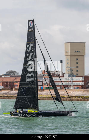 Die Hugo Boss Racing Yacht mit Skipper von Alex Thomson Annäherung an den Hafen von Portsmouth, Großbritannien am 23. April 2018. Stockfoto