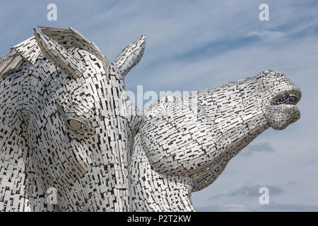 Falkirk, Schottland - Mai 19, 2018: Aufbau Digital, berühmten Skulpturen von Pferd Köpfe, Kunst im öffentlichen Raum von Andy Scott im Helix Park in der Nähe von Falkirk Stockfoto