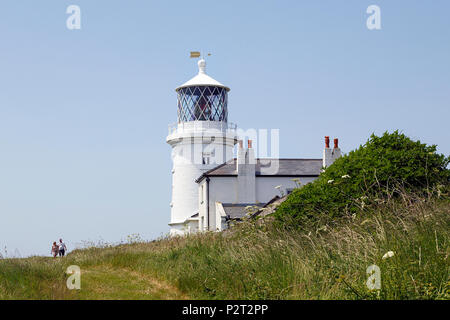 Tenby, Großbritannien: 11. Juni 2018: caldey Leuchtturm befindet sich am südlichen Ende der Insel Caldey drei Meilen vor der Küste von South Pembrokeshire. Stockfoto