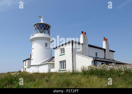 Caldey Leuchtturm auf der Insel Caldey aus der südlichen Küste von Pembrokeshire. In 182 er führt Versand Vergangenheit St Gowan Untiefen und Helwick Sand gebaut. Stockfoto