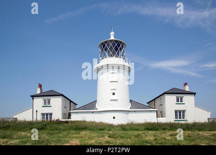 Caldey Leuchtturm auf der Insel Caldey aus der südlichen Küste von Pembrokeshire. In 182 er führt Versand Vergangenheit St Gowan Untiefen und Helwick Sand gebaut. Stockfoto