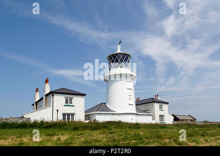 Caldey Leuchtturm auf der Insel Caldey aus der südlichen Küste von Pembrokeshire. In 182 er führt Versand Vergangenheit St Gowan Untiefen und Helwick Sand gebaut. Stockfoto