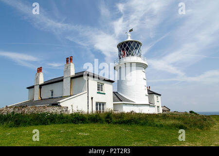 Caldey Leuchtturm auf der Insel Caldey aus der südlichen Küste von Pembrokeshire. In 182 er führt Versand Vergangenheit St Gowan Untiefen und Helwick Sand gebaut. Stockfoto