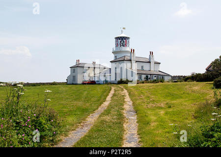 Caldey Leuchtturm auf der Insel Caldey aus der südlichen Küste von Pembrokeshire. In 182 er führt Versand Vergangenheit St Gowan Untiefen und Helwick Sand gebaut. Stockfoto