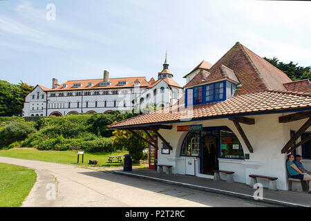 Tenby, Großbritannien: 11. Juni 2018: caldey Abtei und Kloster des Zisterzienserordens in der Nähe von Tenby ist als heilige Insel anerkannt. Stockfoto