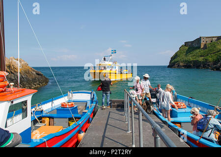 Tenby, Großbritannien: 11. Juni 2018: Tour Boote am Steg vertäut in Tenby bereit zu Insel Caldey zu segeln. Die Passagiere aussteigen nach dem Besuch der heiligen Insel. Stockfoto