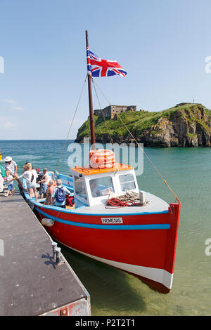 Tenby, Großbritannien: 11. Juni 2018: Tour Boote am Steg vertäut in Tenby bereit zu Insel Caldey zu segeln. Die Passagiere aussteigen nach dem Besuch der heiligen Insel. Stockfoto