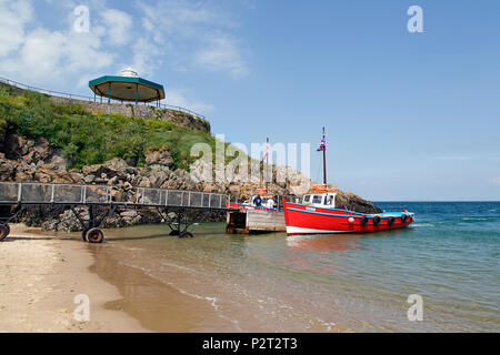 Tenby, Großbritannien: 11. Juni 2018: Tour Boote am Steg vertäut in Tenby bereit zu Insel Caldey zu segeln. Die Passagiere aussteigen nach dem Besuch der heiligen Insel. Stockfoto