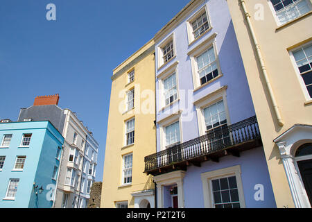 Tenby, Großbritannien: 10. Juni 2018: Tenby ist eine Hafenstadt und Resort im Südwesten von Wales für seine wunderschön bemalten im Georgianischen Stil erbaute Häuser und Hotels bekannt. Stockfoto