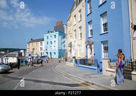 Tenby, Großbritannien: 11. Juni 2018: Tenby ist eine Hafenstadt und Resort in Wales mit dem 13. Jahrhundert Stadtmauern und schönen georgianischen Ära Häuser und Hotels. Stockfoto