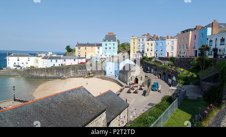 Tenby, Großbritannien: 11. Juni 2018: Tenby ist eine Hafenstadt und Resort im Südwesten von Wales. Es ist für seine wunderschön bemalten Georgianischen Ära Häuser und Hotels bekannt Stockfoto