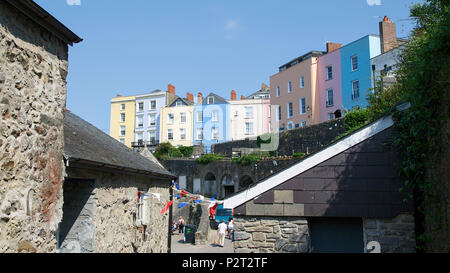 Tenby, Großbritannien: 11. Juni 2018: Tenby ist eine Hafenstadt und Resort im Südwesten von Wales. Es ist für seine wunderschön bemalten Georgianischen Ära Häuser und Hotels bekannt Stockfoto