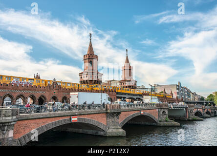 Oberbaumbrücke über die Spree in Berlin Stockfoto