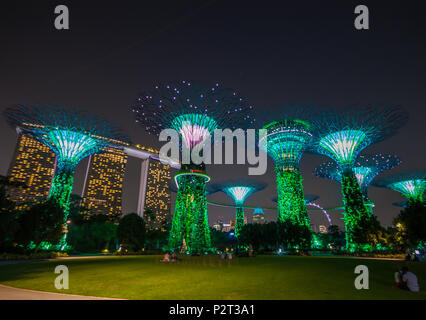 Singapur - Eine kleine und überfüllten Stadt/Staat Südostasiens, berühmt für seine moderne Architektur, wie die Gärten an der Bucht im Bild Stockfoto