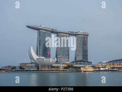 Singapur - Eine kleine und überfüllten Stadt/Staat Südostasiens, berühmt für seine moderne Architektur, wie die Marina Bay Sands im Bild Stockfoto