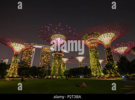 Singapur - Eine kleine und überfüllten Stadt/Staat Südostasiens, berühmt für seine moderne Architektur, wie die Gärten an der Bucht im Bild Stockfoto