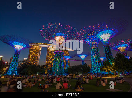 Singapur - Eine kleine und überfüllten Stadt/Staat Südostasiens, berühmt für seine moderne Architektur, wie die Gärten an der Bucht im Bild Stockfoto