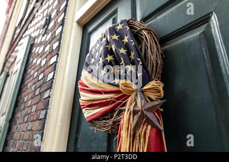 US Flag an der Tür in Elfreth's Alley, Philadelphia, USA Stockfoto