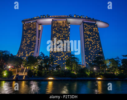 Singapur - Eine kleine und überfüllten Stadt/Staat Südostasiens, berühmt für seine moderne Architektur, wie die Marina Bay Sands im Bild Stockfoto