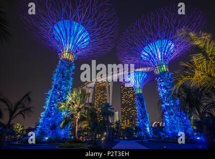 Singapur - Eine kleine und überfüllten Stadt/Staat Südostasiens, berühmt für seine moderne Architektur, wie die Gärten an der Bucht im Bild Stockfoto