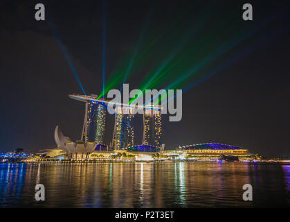 Singapur - Eine kleine und überfüllten Stadt/Staat Südostasiens, berühmt für seine moderne Architektur, wie die Marina Bay Sands im Bild Stockfoto