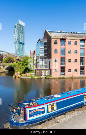 England Manchester England Greater Manchester Stadtzentrum Stadtzentrum Ansicht der Beetham Tower und Bridgewater Canal mit schmalen Boot Manchester UK Stockfoto