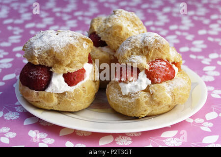 Windbeutel mit Erdbeeren Stockfoto