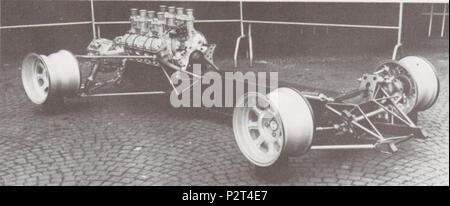 . Englisch: De Tomaso P 70 Backbone Chassis, Triebwerk und Suspensionen in Turin Motor Show im November 1965. Die gleichen Teile wurden später in De Tomaso Mangusta verwendet. Italiano: Il telaio monotrave e la Meccanica completa della De Tomaso P70, esposto al Salone dell'auto di Torino nel Luglio 1965. In seguito verranno riutilizzati kommen Base per la successiva De Tomaso Mangusta. November 1965. Unbekannt 22 De Tomaso P70 Gehäuse in Turin Motor Show im November 1965 Stockfoto