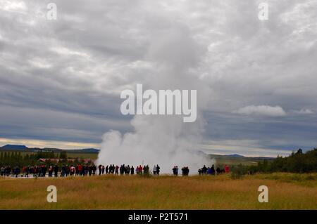 Ausbrechenden Geysir, Island Stockfoto