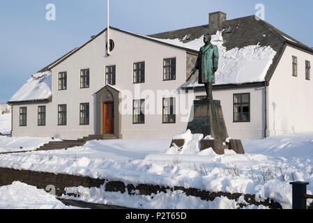 Island, Capital Region, Reykjavik, Hannes HAFSTEIN Statue des Bildhauers Einar Jonsson vor dem Premierminister Haus unter Schnee Stockfoto