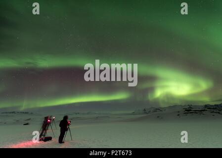 Island, Osten Island, Vatnajökull National Park, Fotografen unter einem Aurora Borealis Stockfoto