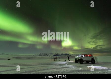 Island, Osten Island, Vatnajökull National Park, Fotografen unter einem Aurora Borealis Stockfoto