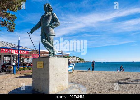 Spanien, Katalonien, Cadaques, malerischen Fischerdorf mit typisch katalanischen Architektur, Bronzestatue von Salvador Dali am Strand Stockfoto