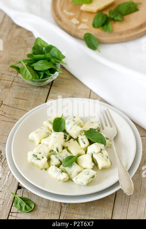 Hausgemachte Gnocchi mit Ricotta, Käse und Spinat auf einem Teller. Selektive konzentrieren. Stockfoto