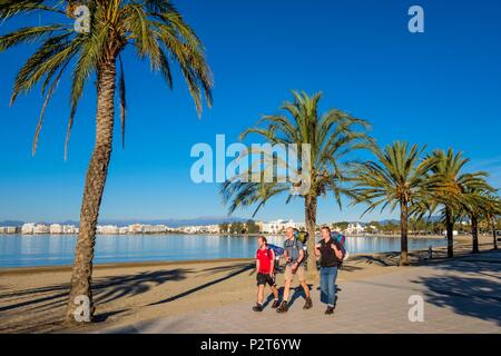 Spanien, Katalonien, wandern von Rosen zu Cadaques auf dem GR 92 und Europäischen Fernwanderweg E12, die Uferpromenade von Rosen, mit Palmen gesäumten searesort Stockfoto