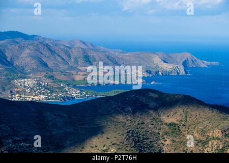 Spanien, Katalonien, El Port de la Selva, Panoramablick von Sant Pere de Rodes Benediktinerabtei an den Hängen des Verdera Berg gebaut, mit Blick auf die Bucht von Llança Stockfoto