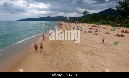 PHUKET, Thailand - 20 Jan 2017: Drohne fliegen entlang der tropischen Strand in Phuket Thailand Stockfoto
