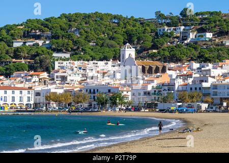 Spanien, Katalonien, wandern von Llança, Port de la Selva auf dem GR 92 und Europäischen Fernwanderweg E 12, El Port de la Selva, typisches Dorf der Costa Brava, in Santa Maria de les Neus Kirche Stockfoto