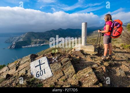 Spanien, Katalonien, wandern von Cerbere in Frankreich Llança in Spanien auf dem Küstenweg, Französisch spanischen Grenze, Puig de Cervera, Blick über Portbou in der Region Costa Brava Stockfoto