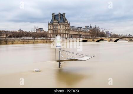 Frankreich, Paris, Bereich als Weltkulturerbe von der UNESCO, der Seine Hochwasser im Januar 2018 auf 5,85 m, die Anatole France Quay mit Bushaltestelle und dem Louvre. Stockfoto