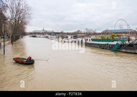 Frankreich, Paris, Bereich als Weltkulturerbe von der UNESCO, der Seine Hochwasser im Januar 2018 auf 5,85 m, die Anatole France Kai und Wohn- boote und das Grande Roue Stockfoto