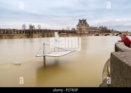 Frankreich, Paris, Bereich als Weltkulturerbe von der UNESCO, der Seine Hochwasser im Januar 2018 auf 5,85 m, die Anatole France Quay mit Bushaltestelle und dem Louvre. Stockfoto