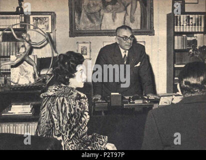 . Gina Lollobrigida und Arnoldo Mondadori in der mondadori Büro. 7. November 1954. Unbekannt 34 Gina Lollobrigida und Arnoldo Mondadori 1954 Stockfoto