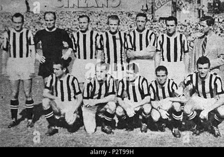 . Italiano: Genova, stadio Luigi Ferraris, 28 settembre 1947. La formazione della Juventus scesa in Campo nella Vittoriosa trasferta Contro il Genua (3-2) valevole per la 3 ª giornata del Campionato Italiano di Serie A 1947/48. Da sinistra, in Piedi: F. Cergoli, F. Cavalli, J. Arpáš, G. Boniperti, S. Rava (Capitano), V. Sentimenti (III), R. Cesarini (Allenatore); accosciati: F.Grosso, M. Depetrini Kincses, T., A., C. Caprili Parola. 28. September 1947. Unbekannt 45 Juventus Football Club 1947-1948 Stockfoto