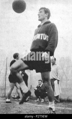 . Italiano: Il calciatore italo-argentino Jorge Humberto Rosa in allenamento alla Juventus nella Stagione 1961-62. zwischen 1961 und 1962. Unbekannt 39 Humberto Rosa - Juventus FC 1961-62 Stockfoto