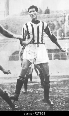 . Italiano: Turin, stadio Municipale Benito Mussolini, 31 Maggio 2005 1937. Il centrocampista bianconero Giovanni Varglien (II) in azione Nel Corso della sfida tra Juventus e Napoli (2-0) valevole per la 18 ª giornata del Campionato Italiano di Serie A 1936/37. 31. Januar 1937. Foto von Unbekannten beschnitten durch Danyele 82 Serie A 1936/37 - Juventus v Neapel - VARGLIEN II (7/8) Stockfoto