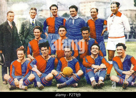 . Italiano: Genova, Campo di Via del Piano, 2 Marzo 1924. La formazione del Genua scesa in Campo nella sconfitta Contro il Padova (1-2) valevole per la 18 ª giornata del Campionato Italiano di Prima Divisione 1923/24, Lega Nord, girone A. Da sinistra, in Alto: Castello (dirigente), W. Garbutt (Allenatore), D. Bellini, G. De Prà, R. De Vecchi, Alfieri (arbitro); Al Centro: O. Barbieri, L. Burlando, E.; Leale in Basso: E.Neri, E. Sardi (II), E.Catto (I), A. Santamaria (I), A. Bergamino (I). 2. März 1924. Foto Archivio GS und Collezione Lamberto Bertozzi 33 Genua Cricket und Fußball Club 1923-2 Stockfoto